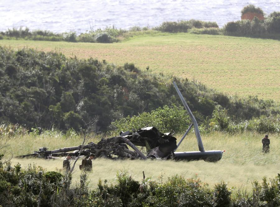 写真・図版 : 炎上し大破した米軍のヘリコプター＝10月12日、沖縄県東村高江