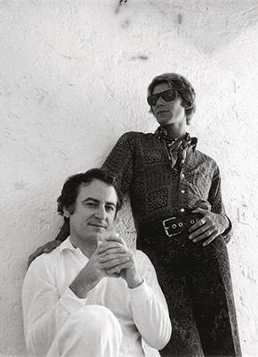 写真・図版 : 若き日のイヴ・サンローラン（右）とピエール・ベルジュ（左）＝イヴ・サンローラン美術館提供