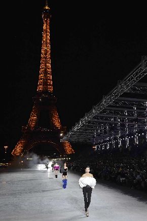 写真・図版 : エッフェル塔のそばで開かれたサンローランのショー＝9月26日、パリ