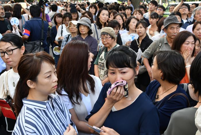 写真・図版 : 高校授業料無償化の対象から朝鮮学校を外した国の処分は妥当という裁判所の判断に、東京地裁周辺に集まった大勢の支援者に落胆が広がった＝9月1３日、東京地裁前