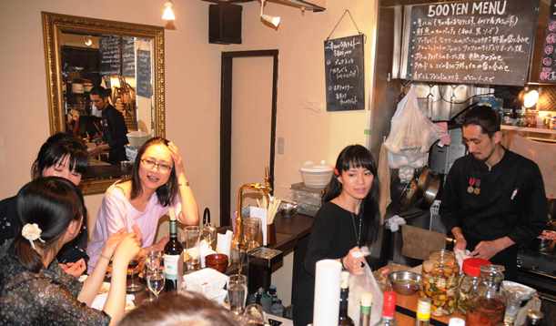 ゴールデン街では若い女性の「ひとり飲み」が増えている＝2012年、東京都新宿区歌舞伎町1丁目