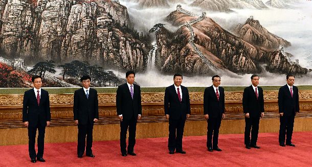写真・図版 : 10月24日、北京の人民大会堂で並ぶ中国共産党の新しい最高指導部。（左から）韓正・上海市党委書記、王滬寧・党中央政策研究室主任、栗戦書・党中央弁公庁主任、習近平総書記、李克強首相、汪洋副首相、趙楽際・党組織部長
