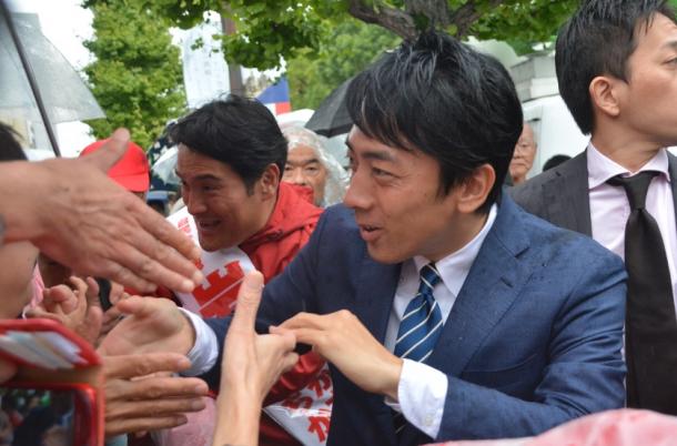 写真・図版 : どこの選挙区でも小泉進次郎氏の人気は絶大だった