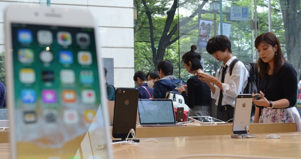 iPhone8の発売当日、アップルの直営店で購入を待つ客ら＝2017年9月22日、東京・表参道
