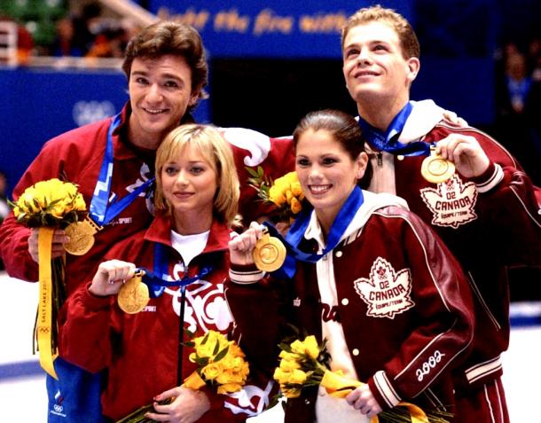 ソルトレーク冬季五輪／採点疑惑で改めて行われたフィギュア・ペアの表彰式で、金メダルを手にするカナダのジェイミー・サレー、デービッド・ペルティエ組（右）とロシアのエレーナ・ベレズナヤ、アントン・シハルリゼ組＝代表撮影