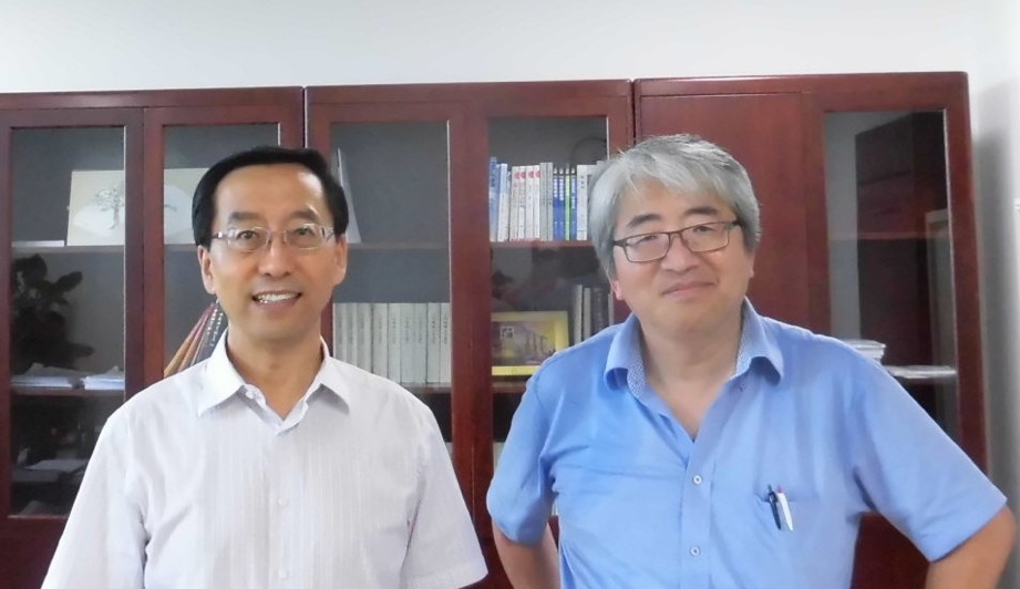 写真・図版 : 中国科学院・副総裁の友人（左）と筆者＝2017年8月24日撮影