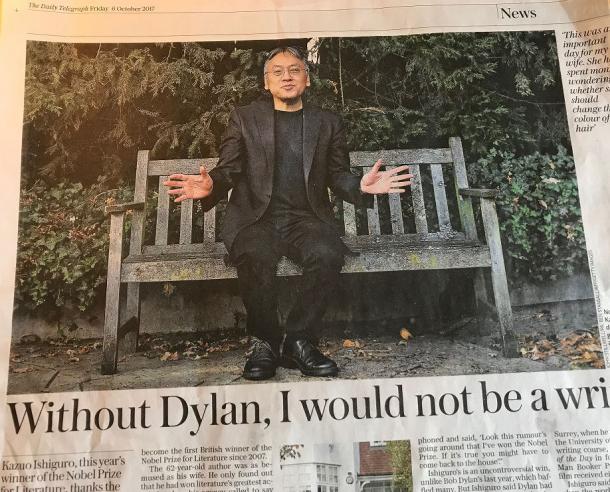 写真・図版 : 「ボブ・ディランがいなかったら、作家になっていなかっただろう」と語るイシグロ氏の記事を掲載するデイリー・テレグラフ紙(10月6日付)