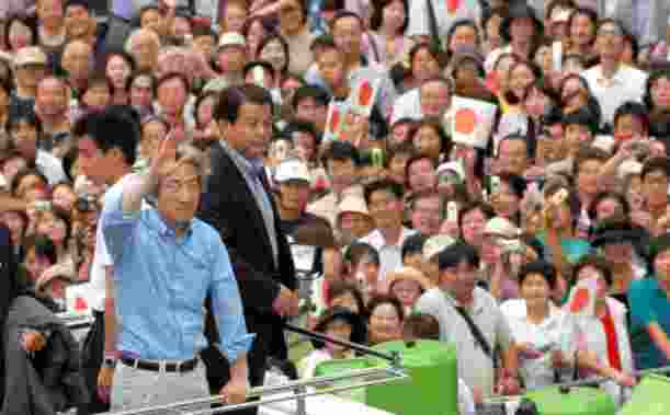 小泉純一郎首相の街頭演説に聴き入る人たち＝2005年8月30日、相模原市
