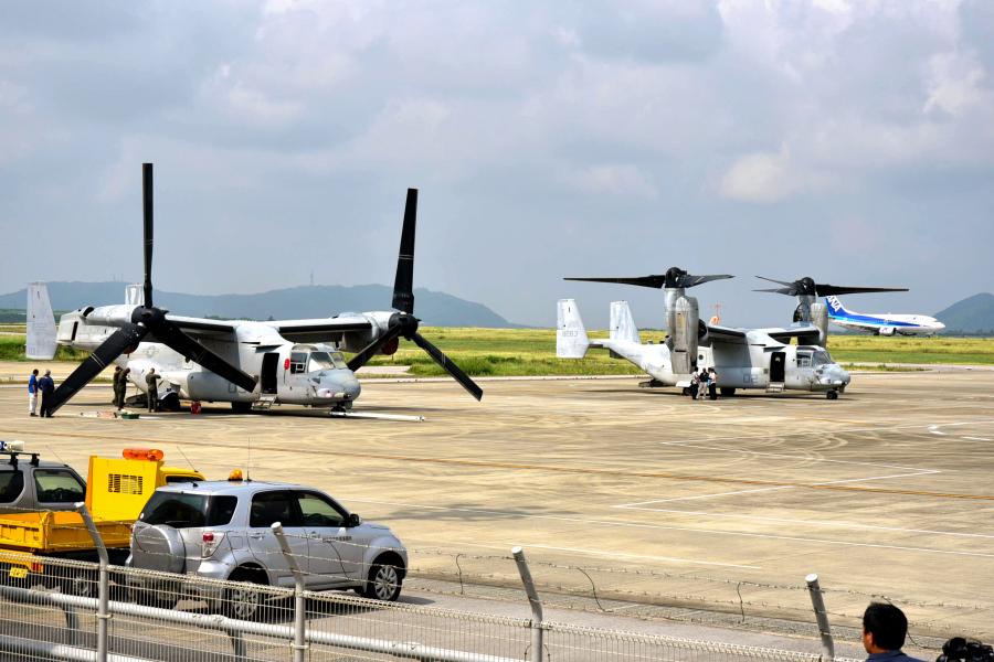 写真・図版 : 新石垣空港に緊急着陸したオスプレイ＝2017年9月、久松弘樹撮影