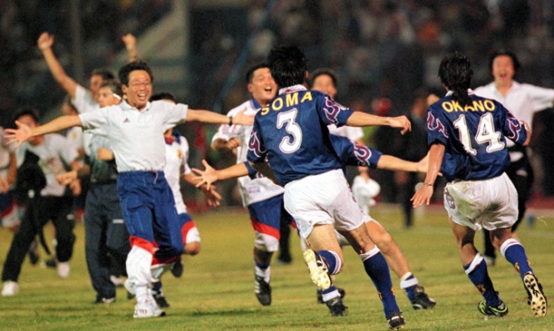 W杯フランス大会アジア第3代表決定戦で決勝ゴールを決めた岡野（14）を迎える岡田監督（左端）＝1997年11月16日、マレーシア・ジョホールバル