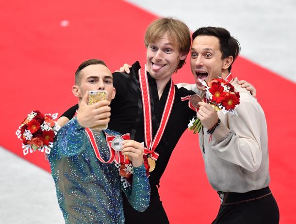表彰式を終え、記念撮影をする（左から）２位のアダム・リッポン、優勝したセルゲイ・ボロノフ、３位のアレクセイ・ビチェンコ