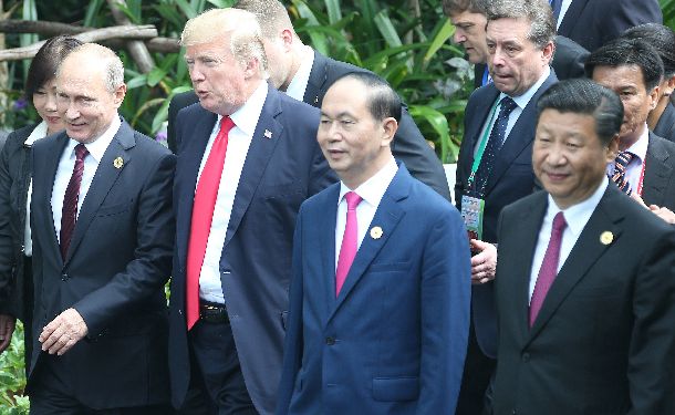 ＡＰＥＣ首脳会談で各国の首脳と一緒に集合写真の撮影に臨むトランプ米大統領（左から２人目）＝11月11日、ベトナム・ダナン