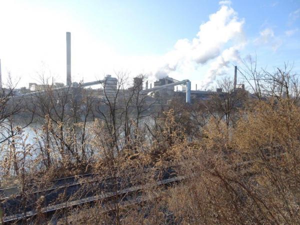 ピッツバーグ南方でまだ操業している大規模な旧式コークス炉。公害が問題になっている