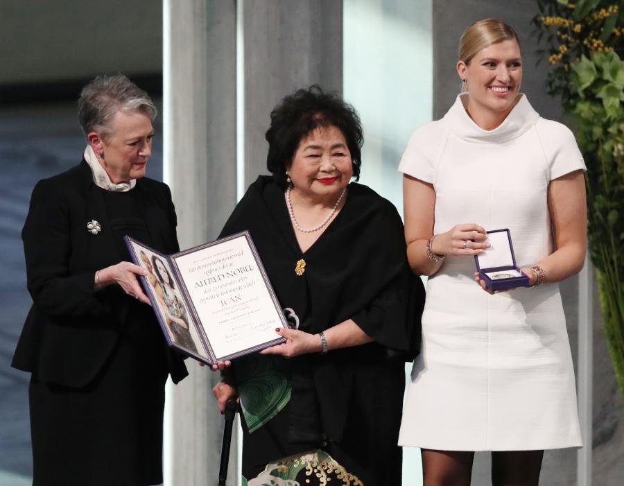 写真・図版 : ノーベル平和賞を授与されたサーロー節子さん（中央）とベアトリス・フィン事務局長（右）