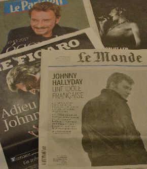 ジョニー・アリディーの死去を一面で伝えるル・モンド紙など新聞各紙