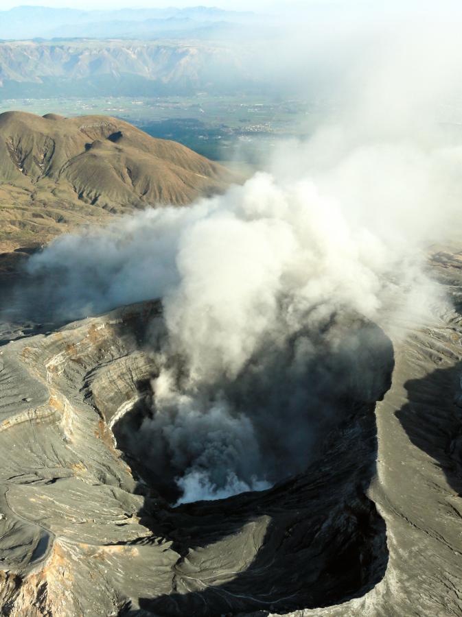 写真・図版 : 噴煙を上げる阿蘇山の火口＝2016年4月