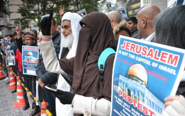 エルサレムをイスラエルの首都と承認したトランプ米大統領に抗議する日本在住のイスラム教徒ら＝東京都港区20171215
