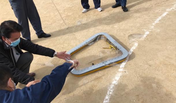 写真・図版 : 宜野湾市立普天間第二小学校の校庭に落下した米軍ヘリコプターの窓＝2017年12月13日、市提供 