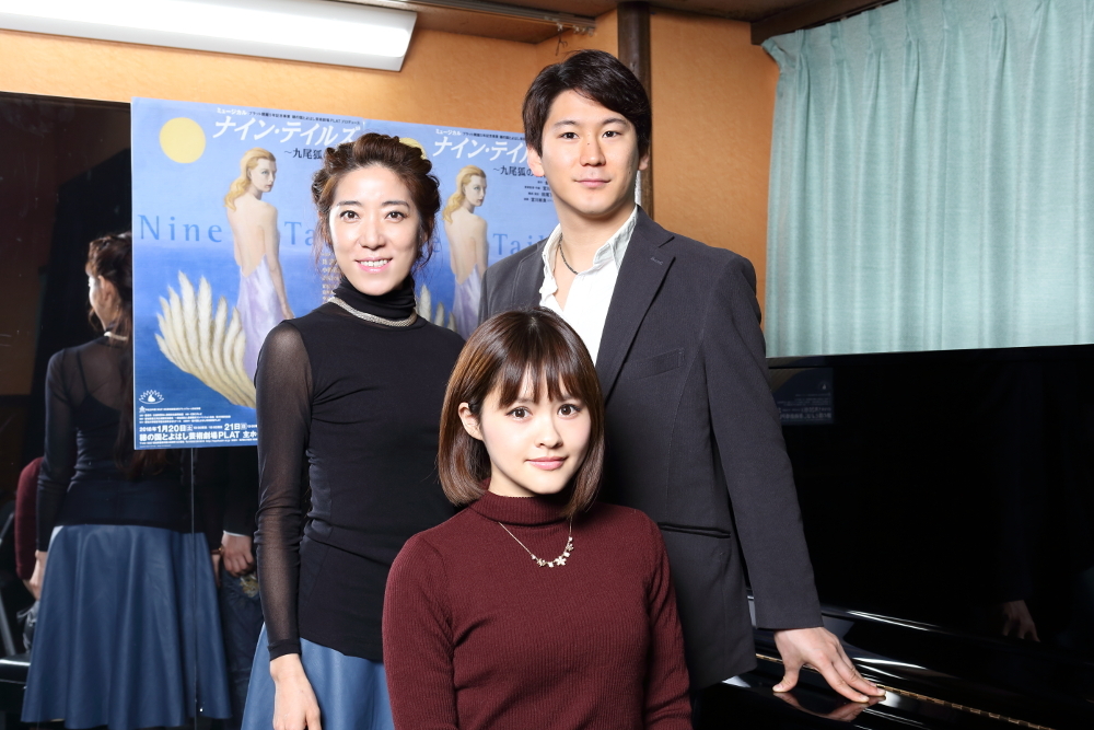写真・図版 : 左から、JKim、昆夏美、小野田龍之介＝伊藤華織撮影