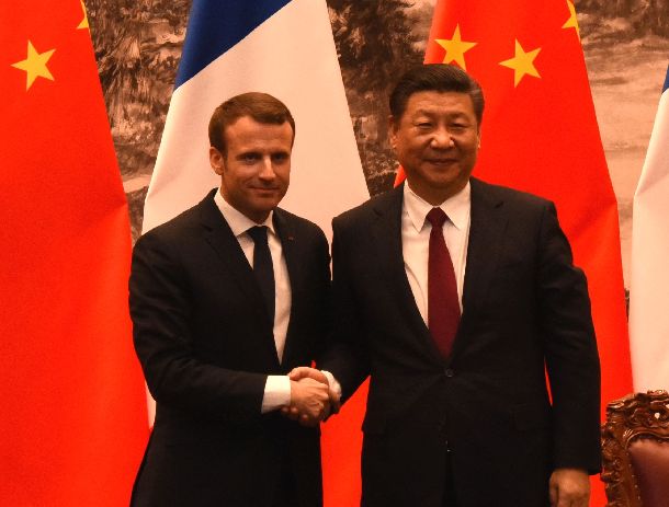 写真・図版 : 訪中し、共同会見後に中国の習近平国家主席と握手するマクロン仏大統領（左）＝1月9日、北京・人民大会堂