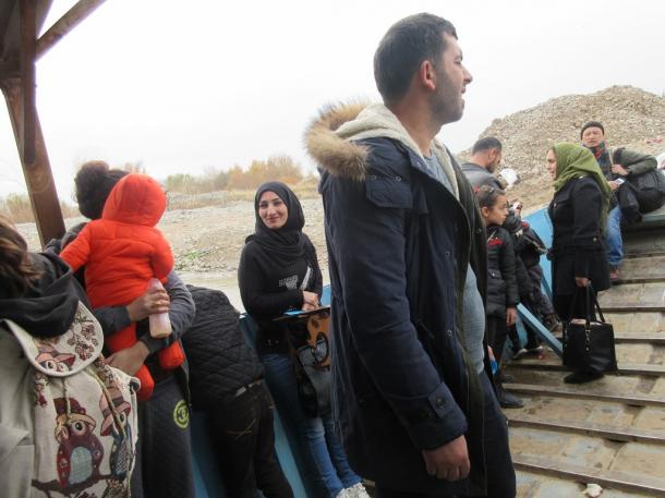 イラク・シリア国境の「矢切の渡し」船上の乗客たち（筆者撮影　チグリス川の上で