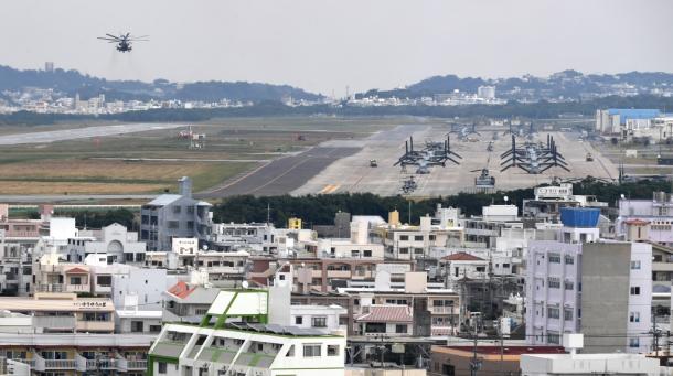 米軍普天間飛行場ではこの日もヘリの発着があった＝２９日午前１１時２４分、沖縄県宜野湾市
