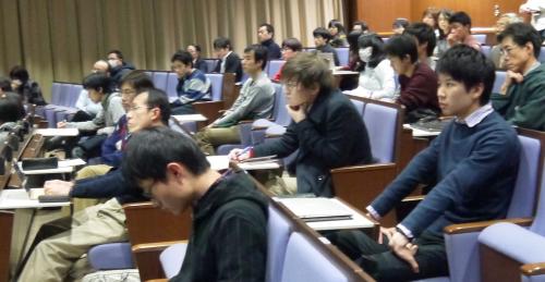 写真・図版 : 聴き入る参加者たち
