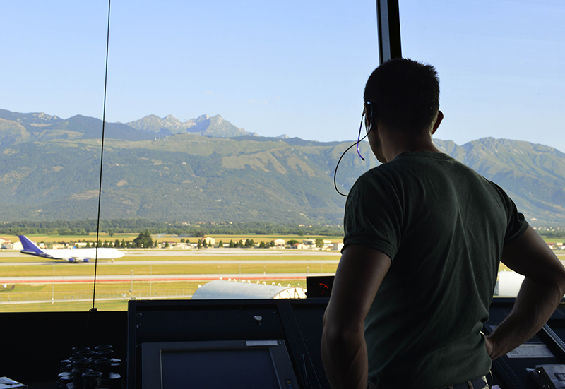 写真・図版 : アビアノ米空軍基地で航空機の安全を監視するイタリア空軍の航空管制官＝米空軍提供