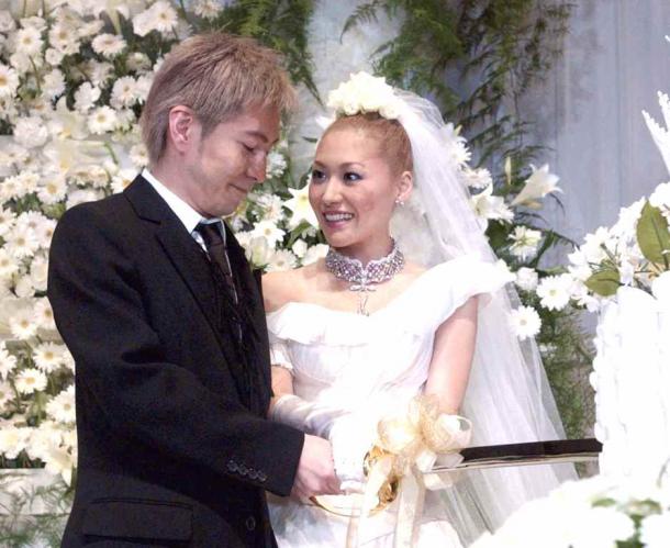 写真・図版 : KEIKOさんとの結婚披露宴で=2002年11月、代表撮影・スポニチ
