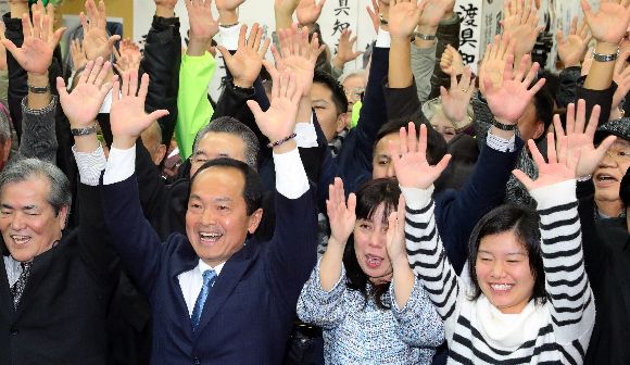 写真・図版：沖縄県名護市長選の結果が問いかける