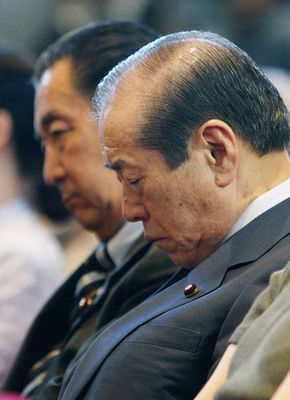 写真・図版 : 自民党総裁選の立会演説会で、小泉首相の演説を聴く野中氏。左は橋本元首相。この日、野中氏は引退を発表する＝2003年9月9日９日