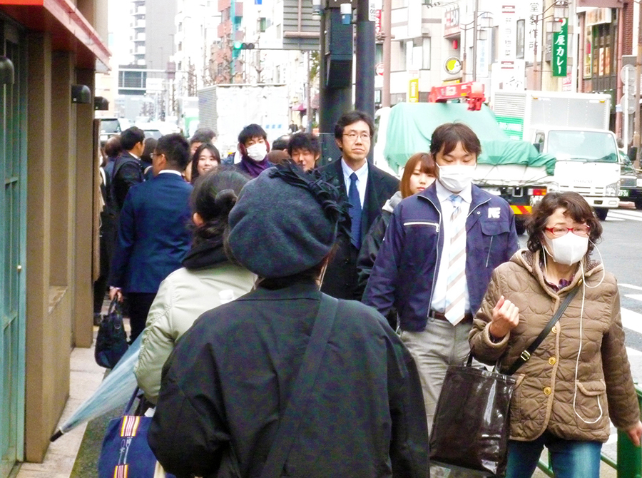 写真・図版 : 歩道が狭い東京都内の春日通り