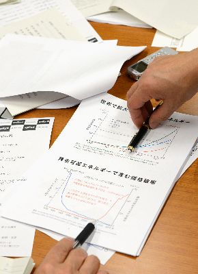 写真・図版 : 世界のエネルギー事情の変化を示すグラフ。再生エネルギーの伸びが著しい。