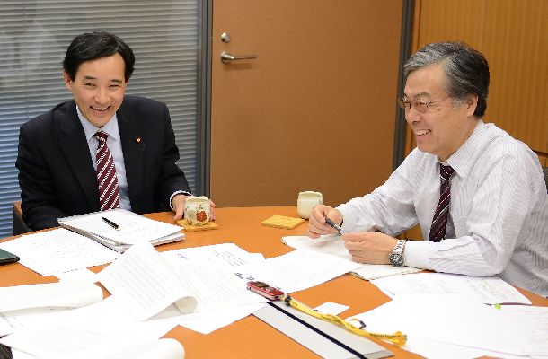 写真・図版 : 山崎誠さん（左）と竹内敬二さん（右）