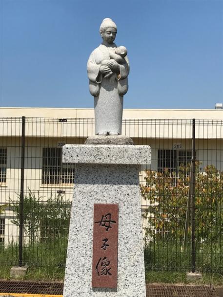 岡崎医療刑務所の運動場には、着物の「母子像」