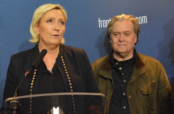 フランスの右翼・国民戦線（ＦＮ）の党大会で記者会見するマリーヌ・ルペン党首（左）。右は、党大会に招かれた米国のスティーブン・バノン前大統領首席戦略官＝3月10日