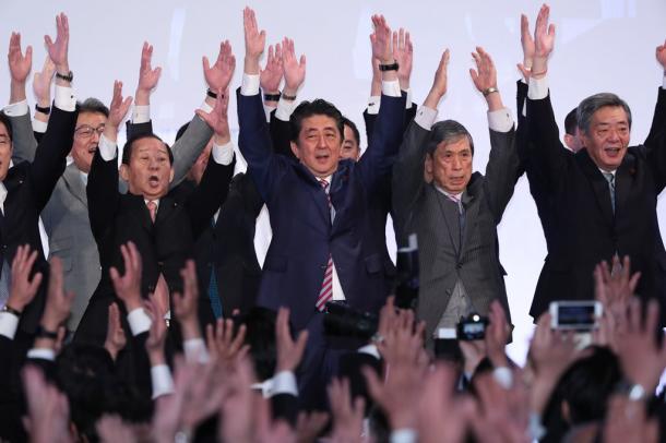 写真・図版 : 自民党大会で安倍晋三首相（総裁）は万歳三唱をしていたが…=2018年3月25日