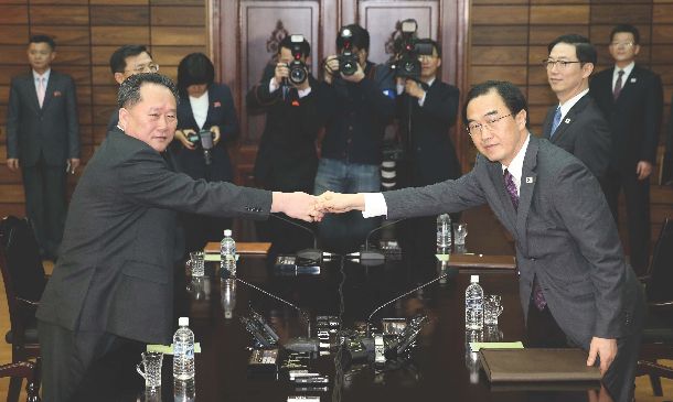 写真・図版 : 南北高官協議の冒頭で握手を交わす韓国の趙明均統一相（手前右）と北朝鮮の祖国平和統一委員会の李善権委員長=3月29日
