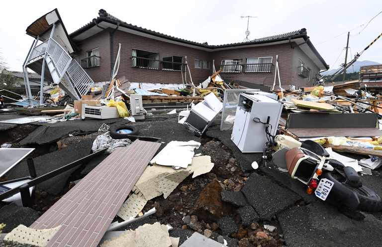 写真・図版 : 熊本地震で倒壊した家屋＝2016年4月18日、熊本県南阿蘇村、竹花徹朗撮影