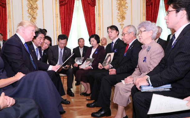 写真・図版 : 拉致被害者家族と面会するトランプ米大統領と安倍晋三首相=2017年11月6日、