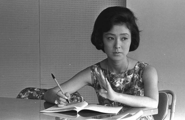 写真・図版 : NHKを辞めてフリーになった頃の野際陽子さん=1962年