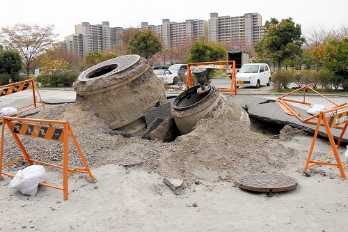 写真・図版 : 東日本大震災時の液状化で地面から飛び出したマンホール＝千葉県浦安市