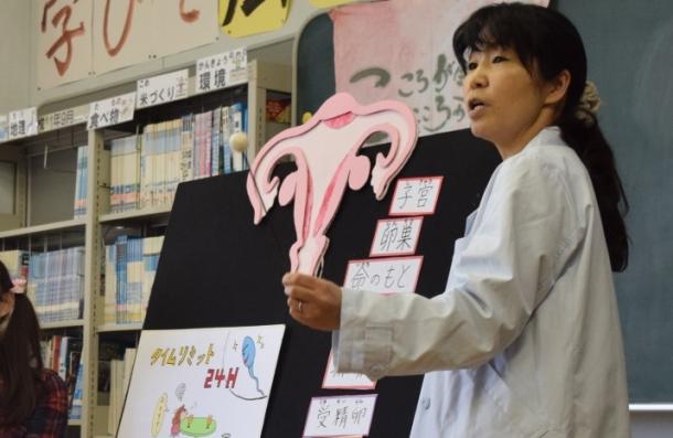 写真・図版 : 学校の先生だけではなく、性教育に取り組む様々なグループが各地の学校で授業をおこなっている＝岐阜県関市の博愛小学校で