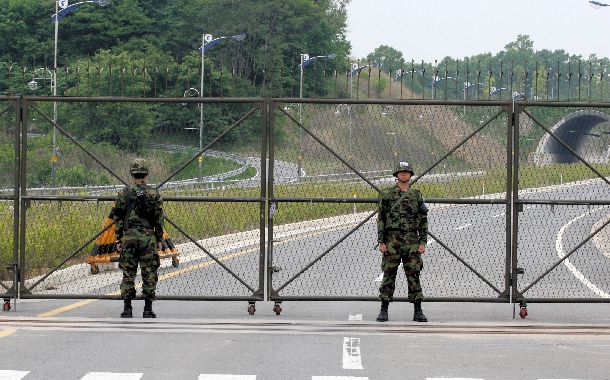フェンスの向こう側は非武装地帯(DMZ)。警備は厳重だ＝韓国北西部で