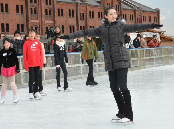 子どもたちにスケートを教える荒川静香さん＝横浜市中区