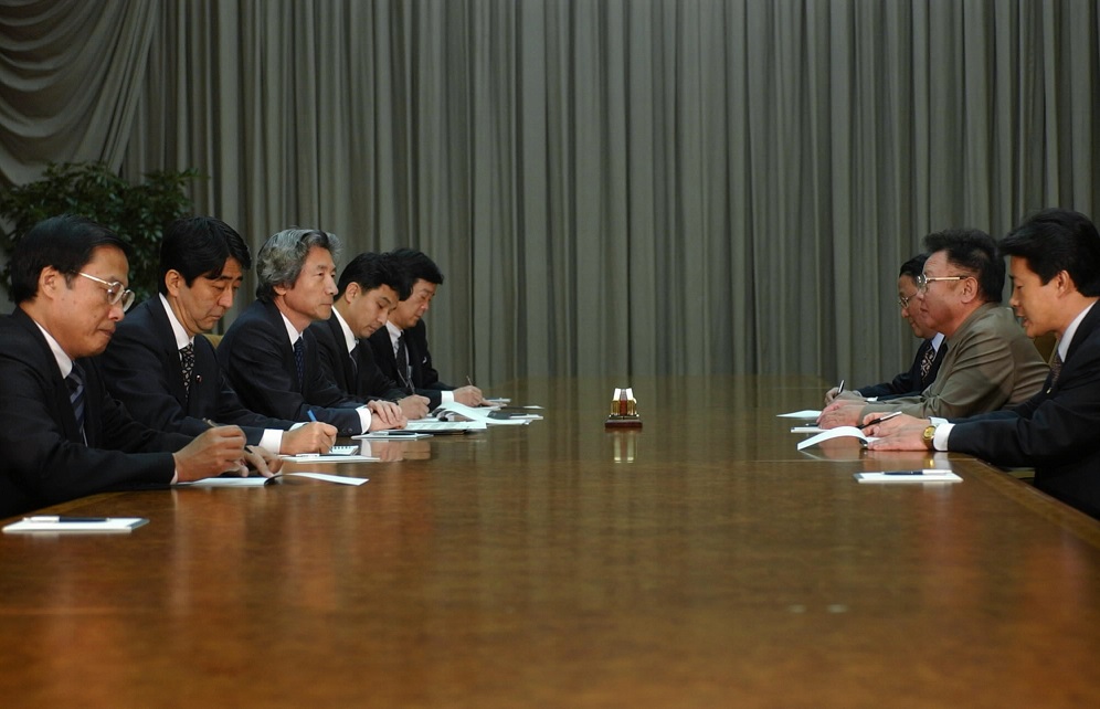 写真・図版 : 日朝首脳会談に臨む北朝鮮の金正日総書記（右から2人目）と小泉純一郎首相（左から3人目）＝2002年9月17日、平壌・百花園迎賓館