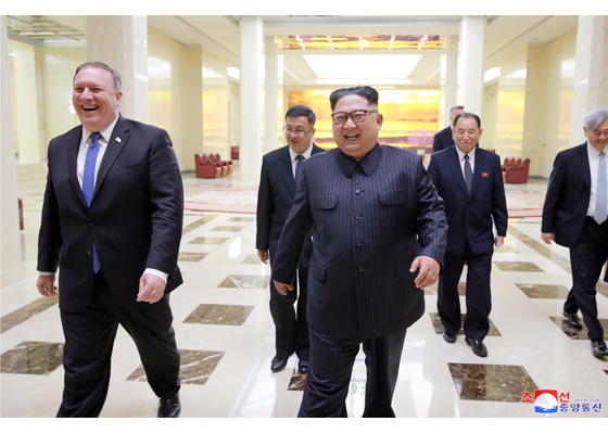 写真・図版 : 並んで歩くポンペオ米国務長官（左）と金正恩朝鮮労働党委員長＝労働新聞ホームページから