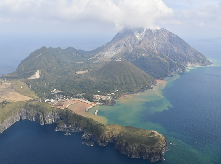 写真・図版 : 薩摩硫黄島は、鬼界カルデラの外輪山の一部＝2018年１月14日、日吉健吾撮影