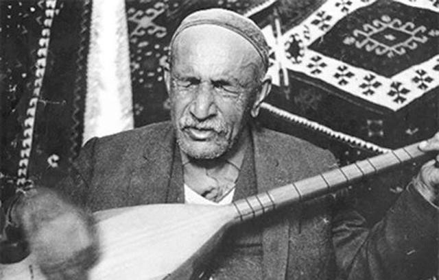 写真・図版 : 盲目の吟遊詩人アシュク・ヴェイセル（1894～1973年）＝トルコ「Milliyet」紙より