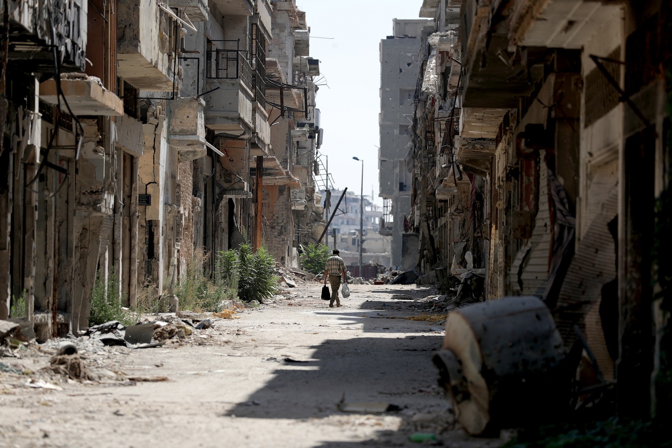 写真・図版 : 内戦で破壊し尽くされたシリアの都市ホムスの中心部＝2017年8月